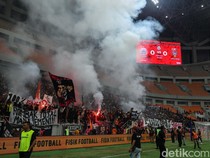 1748019943471-spanduk-protes-dan-flare-warnai-laga-terakhir-persija-1748017248694_43