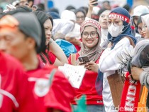 1749121527821-suporter-padati-sugbk-jelang-laga-timnas-indonesia-vs-china-1749112652910_43