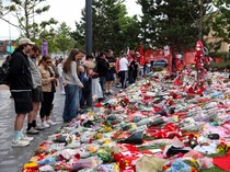 1751778320572-banjir-karangan-bunga-di-anfield-penggemar-lepas-diogo-jota-1751709336791_43