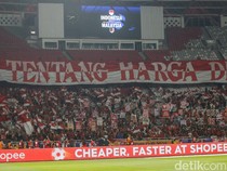 1753117507106-aksi-suporter-indonesia-merahkan-gbk-dengan-beragam-poster-1753113779675_43