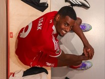 1756789962318-alexander-isak-resmi-gabung-liverpool-1756766060056_43