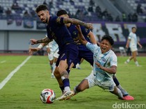 1760721341398-psim-takluk-telak-di-kandang-persita-dengan-skor-0-4-1760708669626_43