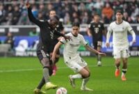 1761412411484-borussia-moenchengladbach-vs-bayern-munich-bundesliga-liga-jerman-nicolas-jackson-kevin-diks-gladbach-vs-bayern-1761406646983_43
