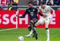 1761455689317-kevin-diks-michael-olise-borussia-moenchengladbach-vs-bayern-munich-bundesliga-liga-jerman-1761432380623_43