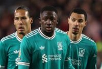 1761585366687-liverpool-virgil-van-dijk-hugo-ekitike-ibrahima-konate-liga-inggris-brentford-vs-liverpool-premier-league-1761558249938_43