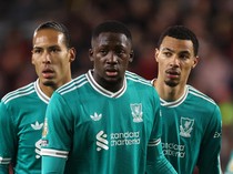 1761585366687-liverpool-virgil-van-dijk-hugo-ekitike-ibrahima-konate-liga-inggris-brentford-vs-liverpool-premier-league-1761558249938_43