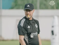 1761844520847-tomas-trucha-memimpin-latihan-psm-makassar-di-stadion-kalegowa-1761818284148_43