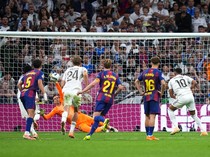1761887817269-wojciech-szczesny-kylian-mbappe-el-clasico-laliga-liga-spanyol-barcelona-real-madrid-vs-barcelona-penalti-1761855171878_43