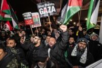 1762514245756-aston-villa-vsc-maccabi-tel-aviv-liga-europa-europa-league-pro-palestina-pro-israel-demonstrasi-1762495172469_43