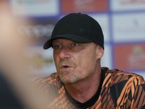 1762557243769-pelatih-persis-solo-peter-de-roo-saat-konferensi-pers-di-stadion-gelora-bung-tomo-gbt-surabaya-sabtu-1112025-1762008402518_43