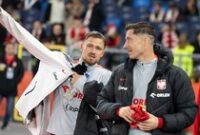 1762967626992-matty-cash-robert-lewandowski-1762931722478_43