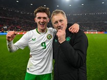 1763399886295-heimir-hallgrimsson-timnas-irlandia-johnny-kenny-kualifikasi-piala-dunia-2026-1763373773267_43