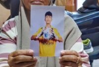 1763982276224-nenek-korban-imas-siti-rohanah-52-saat-menunjukan-foto-rizki-nur-fadhilah-18-1763536747341_43