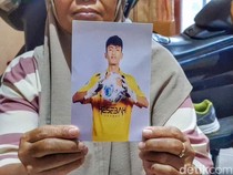 1763982276224-nenek-korban-imas-siti-rohanah-52-saat-menunjukan-foto-rizki-nur-fadhilah-18-1763536747341_43