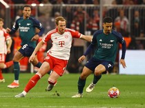 1764090291133-momen-bayern-munich-kandaskan-arsenal-melaju-ke-semifinal-liga-champions-2_43