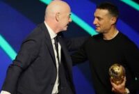 1765105483106-gianni-infantinopresiden-fifalionel-scalonitimnas-argentinatrofi-piala-duniadrawing-piala-dunia-2026piala-dunia-2026-1765080341581_43
