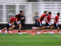 1765170269444-garuda-muda-panaskan-persiapan-sea-games-2025-di-stadion-madya-1764162639774_43