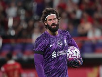 1765256660952-alisson-becker-liverpool-tur-pramusim-liverpool-laga-pramusim-1753782780528_43