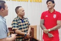 1765299877499-penyerang-malut-united-ciro-alves-saat-mendatangi-kantor-kemenkum-maluku-utara-1765270038963_43