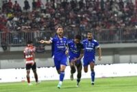 1765710281723-gelandang-persib-bandung-luciano-guaycochea-1764562737409_43