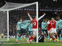 1765731855469-menang-dramatis-dewi-fortuna-naungi-arsenal-saat-bungkam-wolves-1765673830285_43