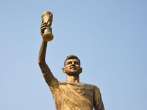 1765818265038-patung-lionel-messi-1765790140867_43