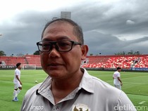 1765904677809-manajer-timnas-indonesia-sumardji-saat-ditemui-di-stadion-i-wayan-dipta-gianyar-selasa-3122024-rizky-setyo_43