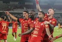 1767092717458-pesta-di-gbk-pemain-persija-dan-jakmania-rayakan-kemenangan-1767021051978_43