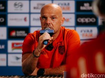 1767611111968-pelatih-bali-united-johnny-jansen-saat-mengikuti-konferensi-pers-di-bali-united-training-center-gianyar-jumat-31102025-1761900362410_43