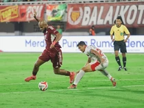 1767978268424-striker-psm-makassar-alex-tanque-berduel-dengan-bek-bali-united-ricky-fajrin-1767962786355_43